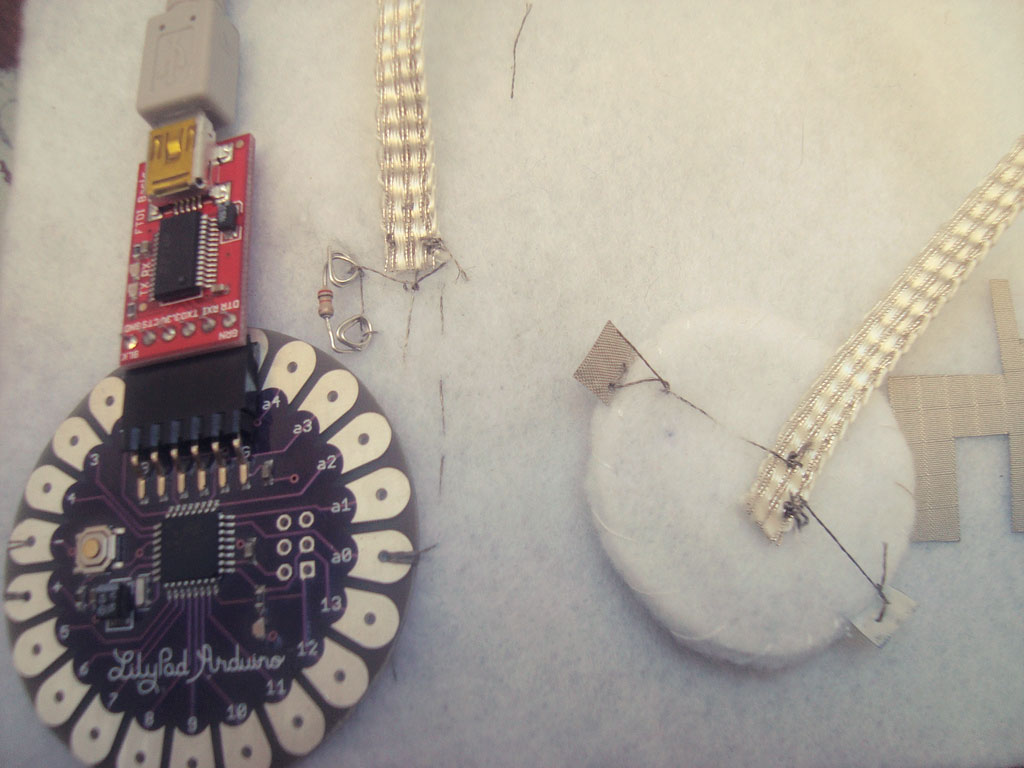 textiles-interactivos-candelita-wearables-lilipad-arduino